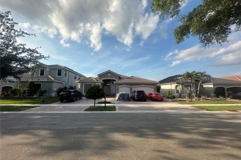 House in Miramar, Florida 5 bedrooms, 271 sq.m. № 2248323 - photo 2