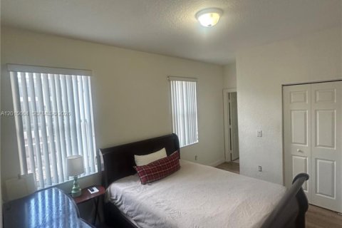 House in Miramar, Florida 5 bedrooms, 271 sq.m. № 2248323 - photo 28