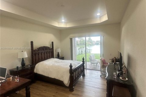 House in Miramar, Florida 5 bedrooms, 271 sq.m. № 2248323 - photo 15