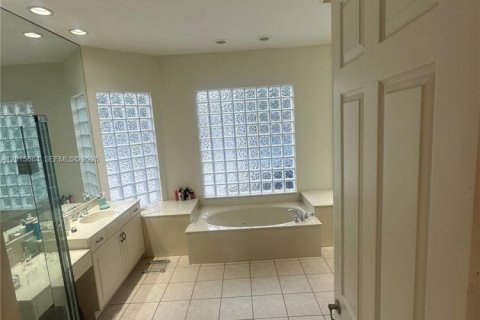 House in Miramar, Florida 5 bedrooms, 271 sq.m. № 2248323 - photo 18