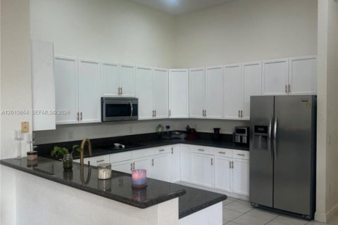House in Miramar, Florida 5 bedrooms, 271 sq.m. № 2248323 - photo 10