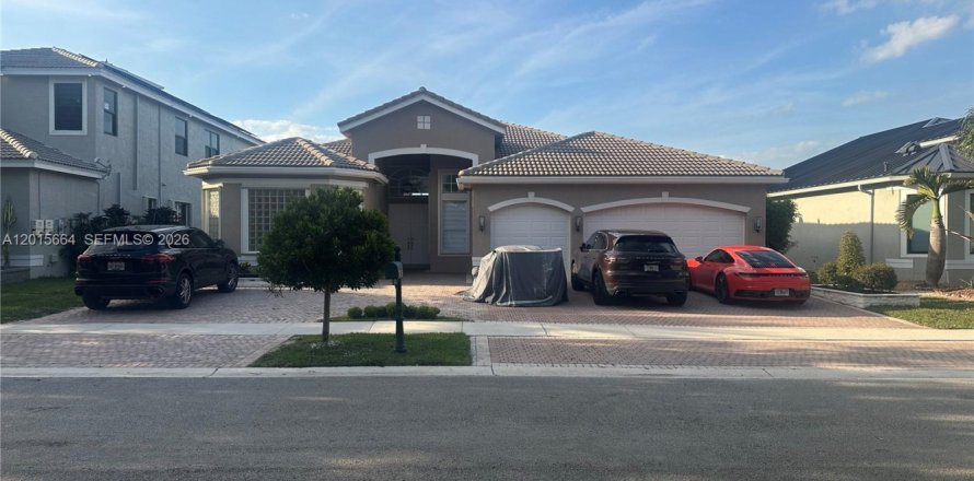 House in Miramar, Florida 5 bedrooms, 271 sq.m. № 2248323