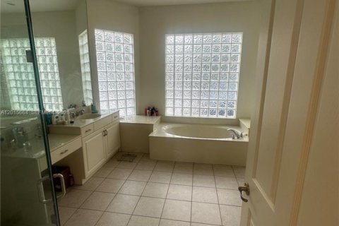 House in Miramar, Florida 5 bedrooms, 271 sq.m. № 2248323 - photo 19