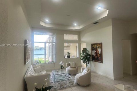 House in Miramar, Florida 5 bedrooms, 271 sq.m. № 2248323 - photo 4
