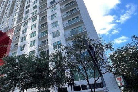 Condo in Miami, Florida, 1 bedroom  № 1806326 - photo 2