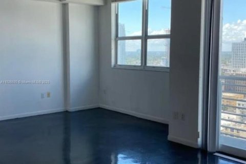 Condo in Miami, Florida, 1 bedroom  № 1806326 - photo 12