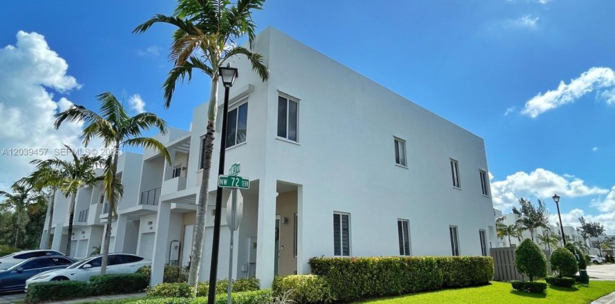Adosado en Doral, Florida 4 dormitorios, 189.8 m2 № 2086586