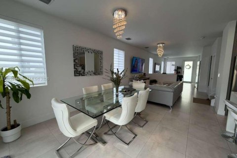 Adosado en venta en Doral, Florida, 4 dormitorios, 189.8 m2 № 2086586 - foto 9