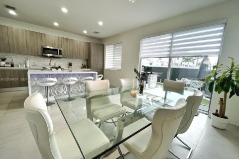 Adosado en venta en Doral, Florida, 4 dormitorios, 189.8 m2 № 2086586 - foto 13