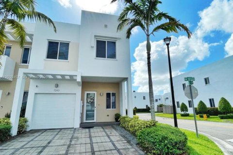 Adosado en venta en Doral, Florida, 4 dormitorios, 189.8 m2 № 2086586 - foto 2