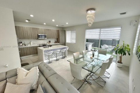 Adosado en venta en Doral, Florida, 4 dormitorios, 189.8 m2 № 2086586 - foto 12
