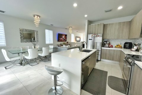 Adosado en venta en Doral, Florida, 4 dormitorios, 189.8 m2 № 2086586 - foto 17