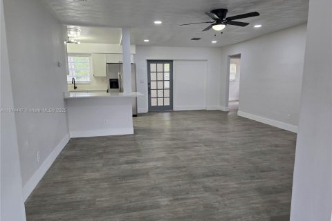 Casa en venta en Lauderhill, Florida, 4 dormitorios, 157.19 m2 № 2017121 - foto 2