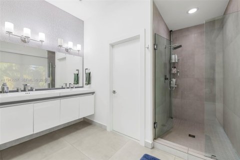 Casa en venta en Sunny Isles Beach, Florida, 7 dormitorios, 343.37 m2 № 1999500 - foto 24