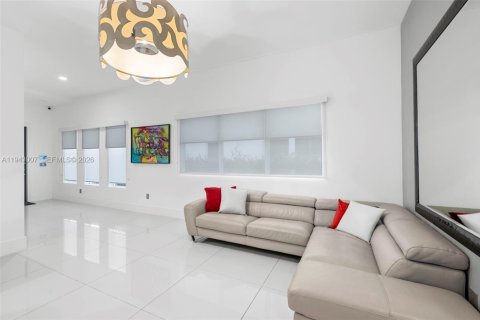 Casa en venta en Sunny Isles Beach, Florida, 7 dormitorios, 343.37 m2 № 1999500 - foto 6