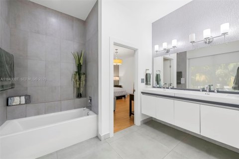 Casa en venta en Sunny Isles Beach, Florida, 7 dormitorios, 343.37 m2 № 1999500 - foto 23