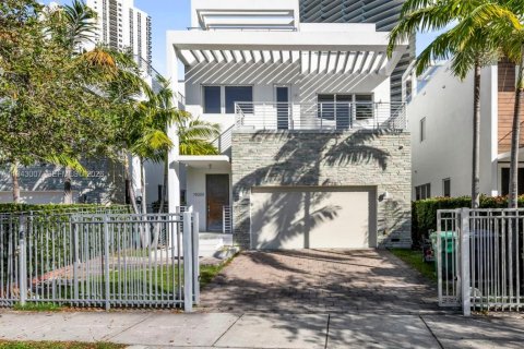 Casa en Sunny Isles Beach, Florida 7 dormitorios, 343.37 m2 № 1999500