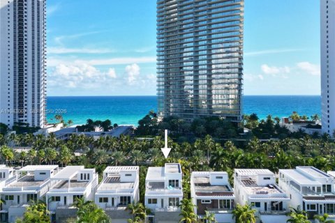 Casa en venta en Sunny Isles Beach, Florida, 7 dormitorios, 343.37 m2 № 1999500 - foto 2