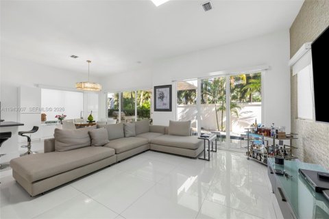 Casa en venta en Sunny Isles Beach, Florida, 7 dormitorios, 343.37 m2 № 1999500 - foto 15