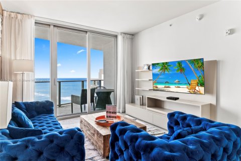 Copropriété à louer à Hollywood, Floride: 2 chambres, 104.89 m2 № 1933865 - photo 1