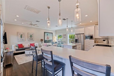 Townhouse in Saint Petersburg, Florida 2 bedrooms, 194.72 sq.m. № 1824055 - photo 13