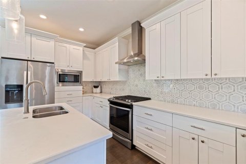 Townhouse in Saint Petersburg, Florida 2 bedrooms, 194.72 sq.m. № 1824055 - photo 17