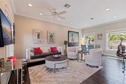 Townhouse in Saint Petersburg, Florida 2 bedrooms, 194.72 sq.m. № 1824055 - photo 14