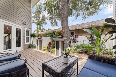 Townhouse in Saint Petersburg, Florida 2 bedrooms, 194.72 sq.m. № 1824055 - photo 11