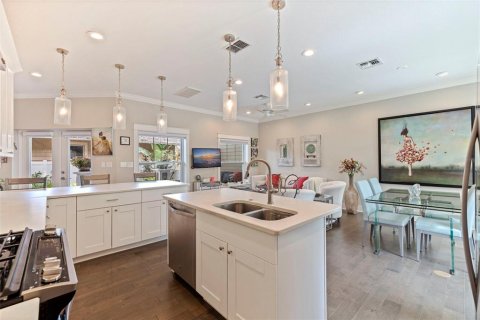 Townhouse in Saint Petersburg, Florida 2 bedrooms, 194.72 sq.m. № 1824055 - photo 18