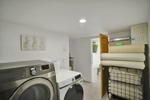 House in Hollywood, Florida 4 bedrooms, 204.38 sq.m. № 1127718 - photo 1
