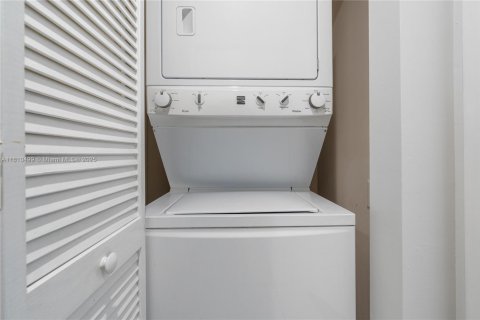 Condo in Coral Gables, Florida, 2 bedrooms  № 1865620 - photo 20