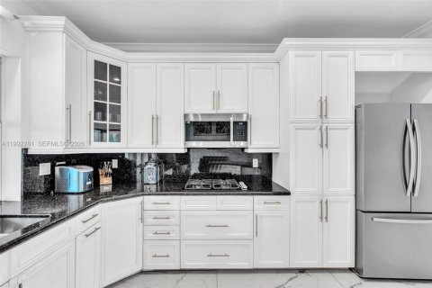 House in Hallandale Beach, Florida 7 bedrooms, 344.11 sq.m. № 2062427 - photo 18