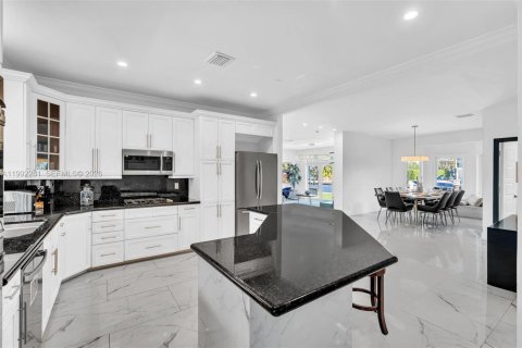 House in Hallandale Beach, Florida 7 bedrooms, 344.11 sq.m. № 2062427 - photo 15