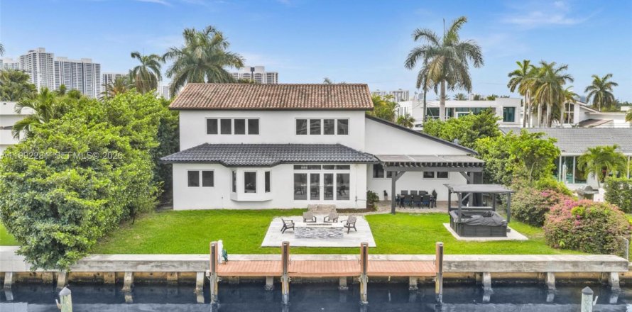 House in Hallandale Beach, Florida 7 bedrooms, 344.11 sq.m. № 2062427