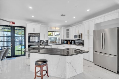 House in Hallandale Beach, Florida 7 bedrooms, 344.11 sq.m. № 2062427 - photo 11