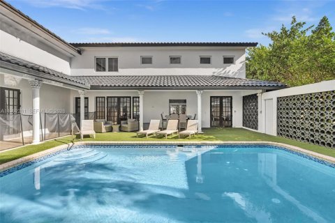 House in Hallandale Beach, Florida 7 bedrooms, 344.11 sq.m. № 2062427 - photo 27