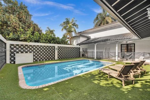 House in Hallandale Beach, Florida 7 bedrooms, 344.11 sq.m. № 2062427 - photo 28