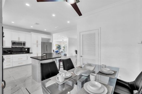 House in Hallandale Beach, Florida 7 bedrooms, 344.11 sq.m. № 2062427 - photo 20