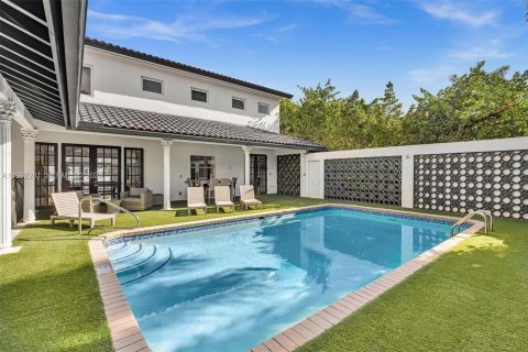 House in Hallandale Beach, Florida 7 bedrooms, 344.11 sq.m. № 2062427 - photo 30