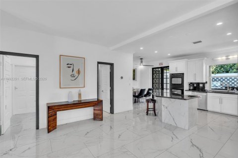 House in Hallandale Beach, Florida 7 bedrooms, 344.11 sq.m. № 2062427 - photo 21