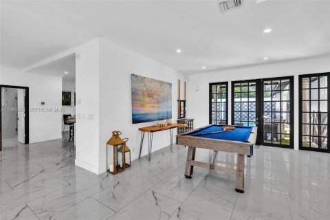 House in Hallandale Beach, Florida 7 bedrooms, 344.11 sq.m. № 2062427 - photo 22