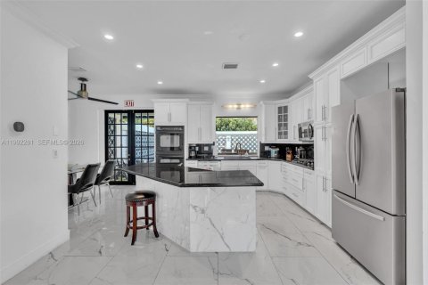 House in Hallandale Beach, Florida 7 bedrooms, 344.11 sq.m. № 2062427 - photo 16