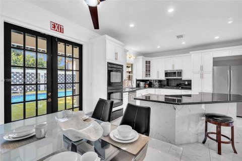 House in Hallandale Beach, Florida 7 bedrooms, 344.11 sq.m. № 2062427 - photo 12