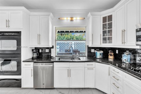 House in Hallandale Beach, Florida 7 bedrooms, 344.11 sq.m. № 2062427 - photo 14