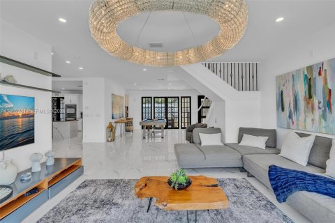 House in Hallandale Beach, Florida 7 bedrooms, 344.11 sq.m. № 2062427 - photo 10