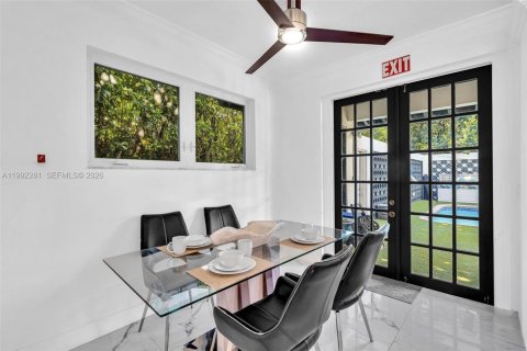 House in Hallandale Beach, Florida 7 bedrooms, 344.11 sq.m. № 2062427 - photo 13