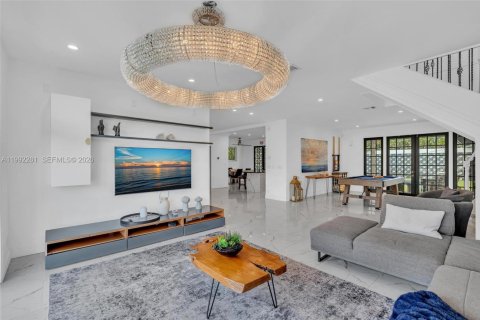 House in Hallandale Beach, Florida 7 bedrooms, 344.11 sq.m. № 2062427 - photo 26