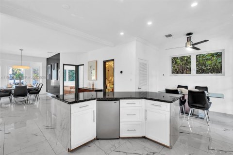 House in Hallandale Beach, Florida 7 bedrooms, 344.11 sq.m. № 2062427 - photo 19