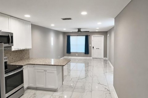 Commercial property in Coral Springs, Florida 245.08 sq.m. № 2266202 - photo 2