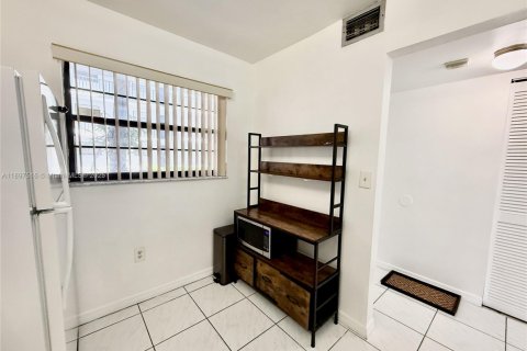 Condominio en alquiler en Miami, Florida, 2 dormitorios, 86.96 m2 № 1950964 - foto 24